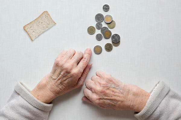 Senioren-Hände mit Geld