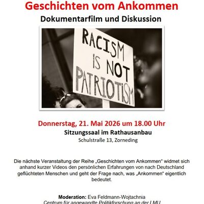 Plakat zu dem Abend "Geschichten vom Ankommen" mit einem Bild auf dem ein Schild "Racisim is not patriotism" zu sehen ist. 