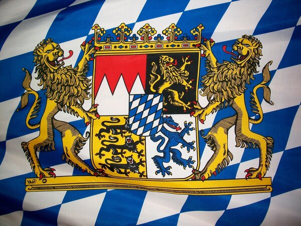 Bayernflagge mit wei�-blauem Rautenmuster und dem Bayernwappen mit den beiden goldenen L�wen.
