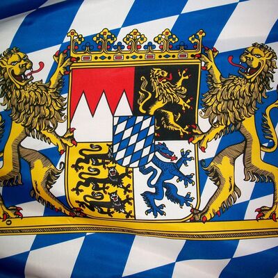 Bayernflagge mit wei�-blauem Rautenmuster und dem Bayernwappen mit den beiden goldenen L�wen. 