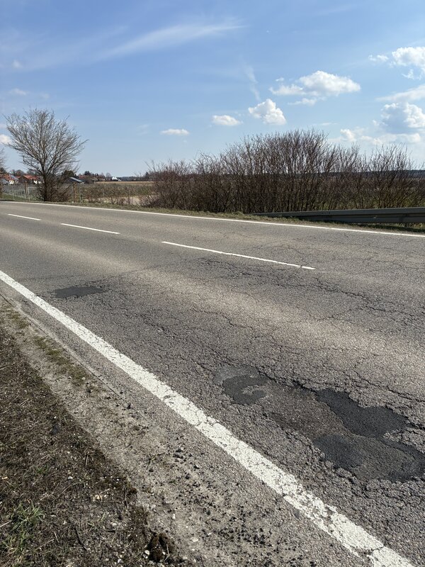 Foto der Staatsstra�e St 2081 mit deutlich sichtbaren Rissen und anderen Sch�den