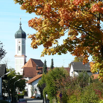 Katholische Kirche Sankt Martin - im Vordergrund ein Baum mit Herbstlaub