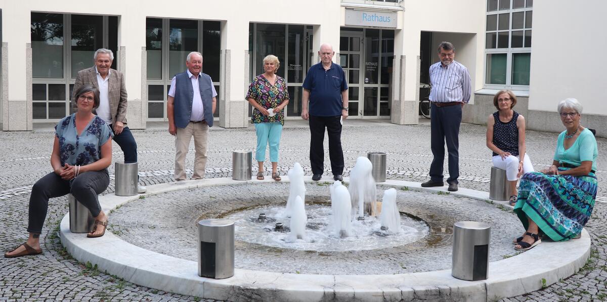 Das Foto zeigt die Mitglieder des  Seniorenbeirats am Brunnen vor dem Rathaus in Zorneding.