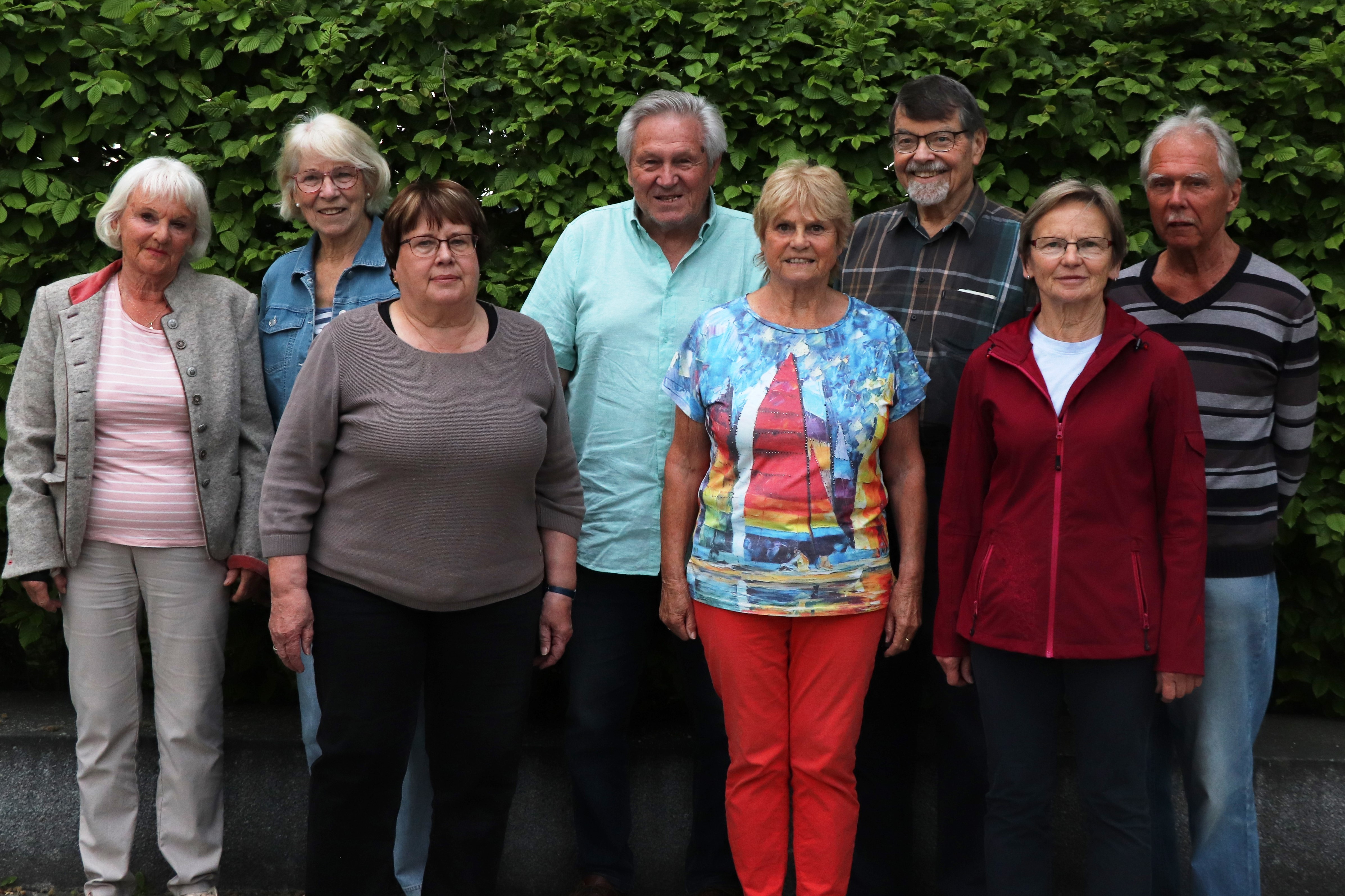 Das Foto zeigt die 8 stimmberechtigten Mitglieder des aktuellen Seniorenbeirats