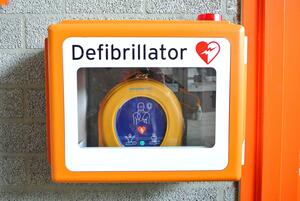Abbildung eines Defibrillators an einer Mauer