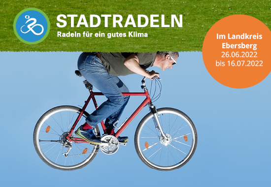 Ein Radfahrer liegt mit dem Rücken auf der grünen Wiese und radelt liegend auf einem roten Fahrrad. Daneben steht der Text: "Radeln für ein gutes Klima" und der Zeitraum des Stadtradelns vom 26.06.2022 - 16.07.2022